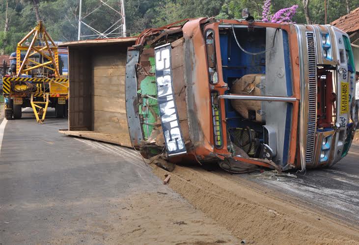 ಲಾರಿ-ಬಸ್ ಢಿಕ್ಕಿ: ಗಾಯ